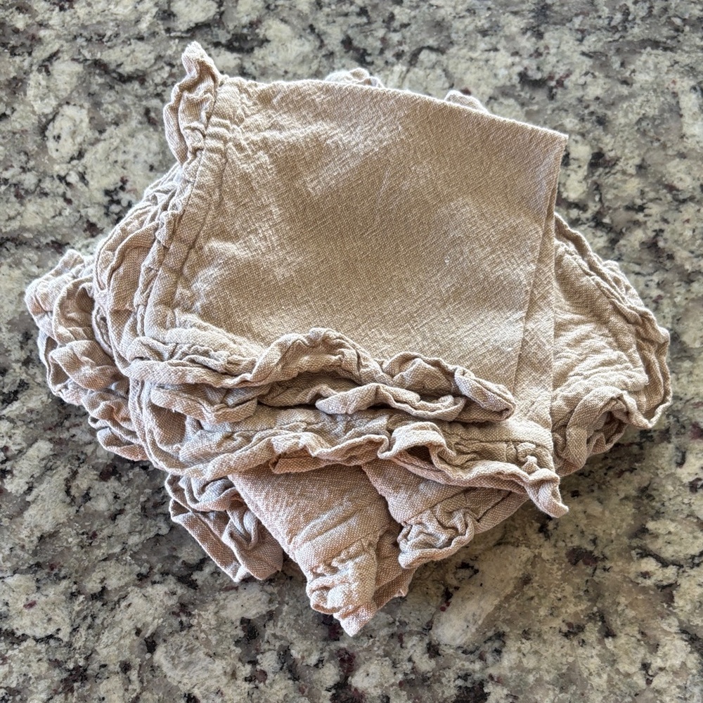 Set of 8 Ruffle-Edge Napkins